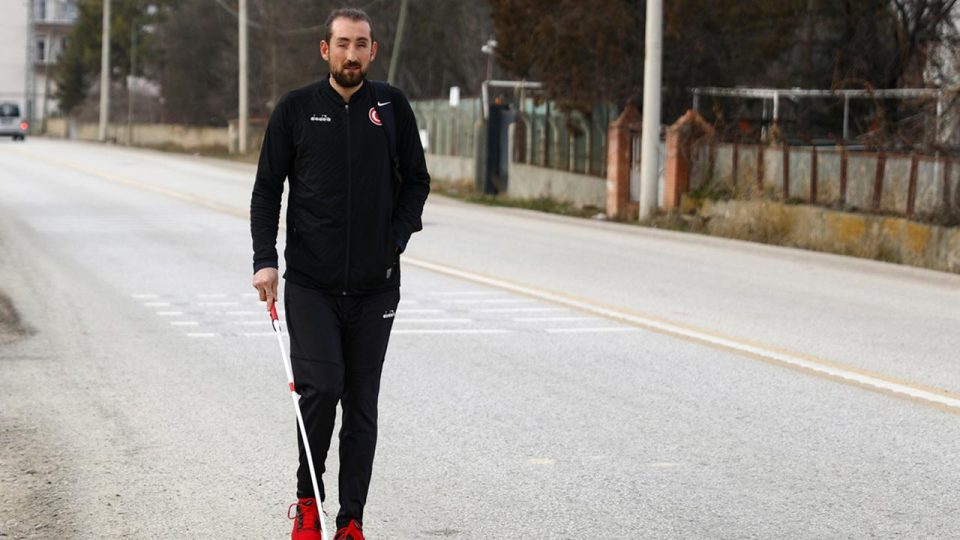 Avrupa şampiyonu görme engelli öğretmenden “farkındalık” dersleri