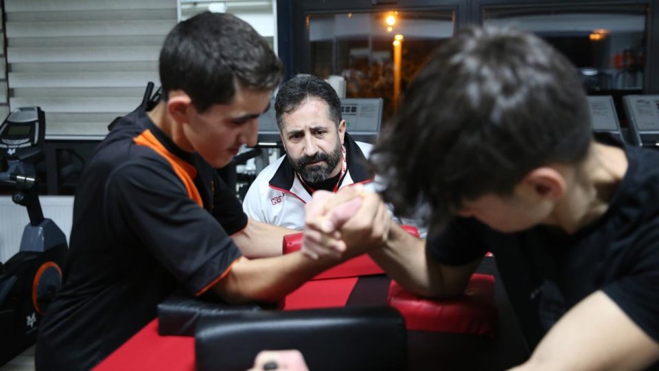 Bedensel engelli eski milli bilek güreşçi yeni şampiyonlar yetiştiriyor