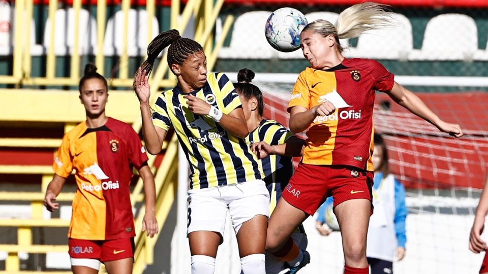 Kadınlar futbolunda derbi heyecanı