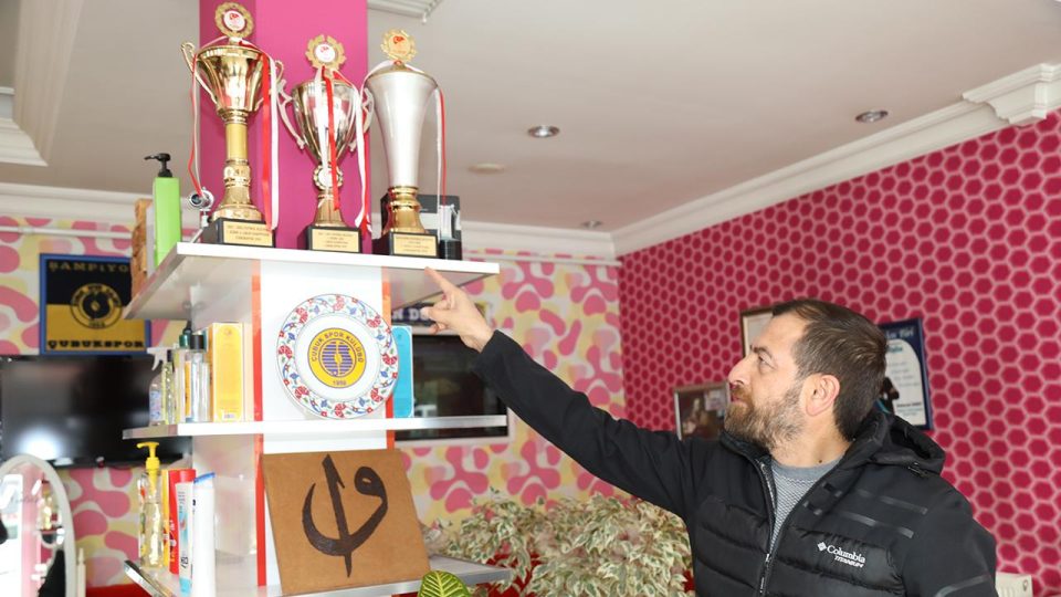 Kulübün berber başkanı şampiyonluk kupasını iş yerinde sergiliyor