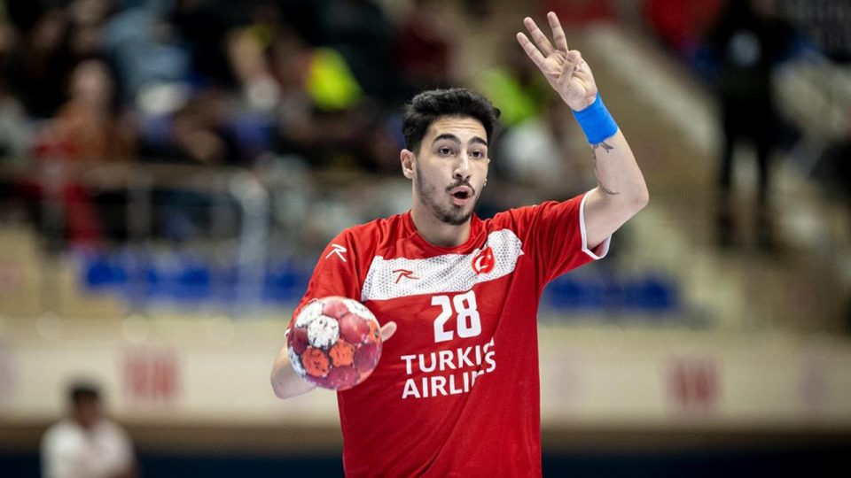 Milli hentbolcu Eray Karakoç Kuzey Makedonya’ya transfer oldu