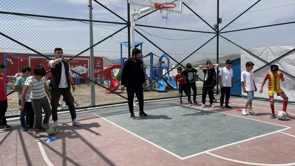 Depremzede antrenörlerden konteyner kentteki afetzede çocuklara futbol eğitimi