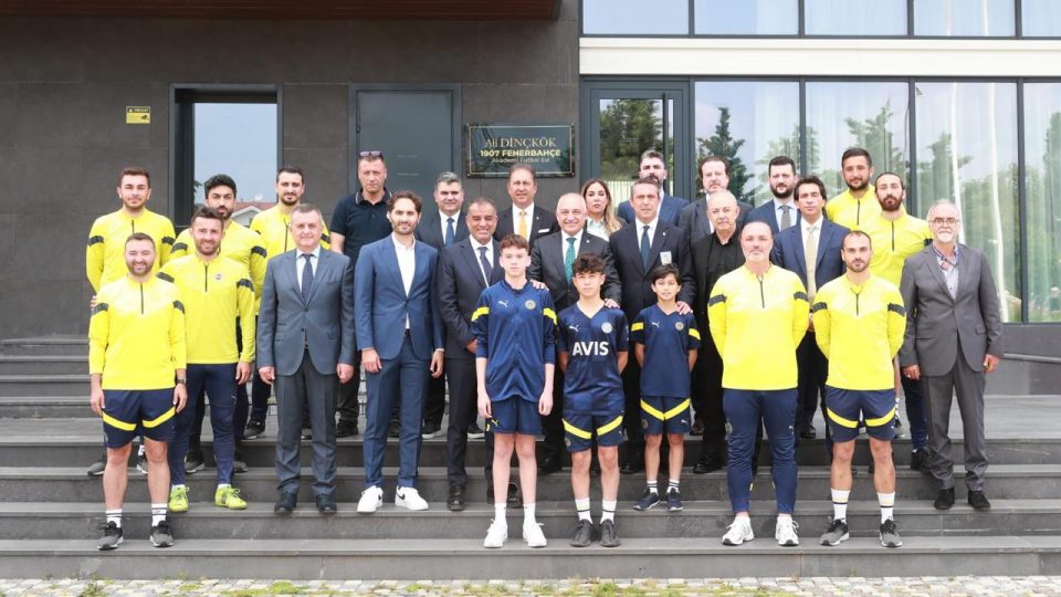Mehmet Büyükekşi Fenerbahçe Futbol Akademisi’ni ziyaret etti