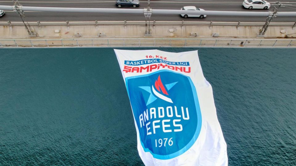 Anadolu Efes’in şampiyonluk bayrakları İstanbul Boğazı’nda dalgalanıyor