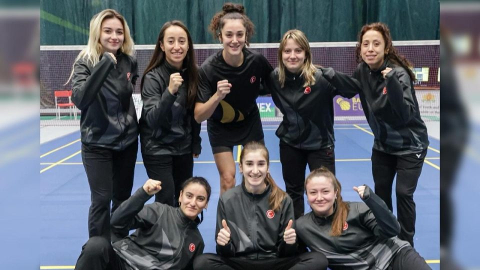 Milliler badmintoncular elemelerde Bulgaristan’ı yenerek finallere yükseldi